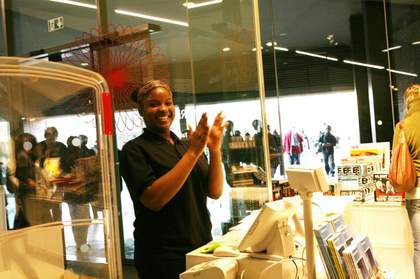 Nina Jan Beier and Marie Jan Lund, Clap in Time (All the People at Tate Modern) 2007