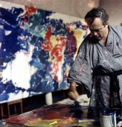 Fig.4 Francis painting Tokyo Mural in a studio borrowed from Teshigahara Sōfū in Mita, Tokyo, 1957