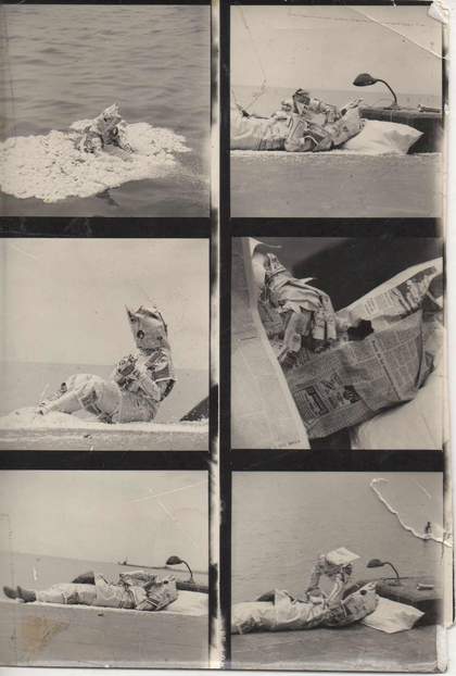 Marta Minujín Leyendo las noticias en el Río de la Plata 1965