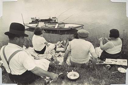 Henri Cartier-Bresson, Sunday on the Banks of the River Seine 1938