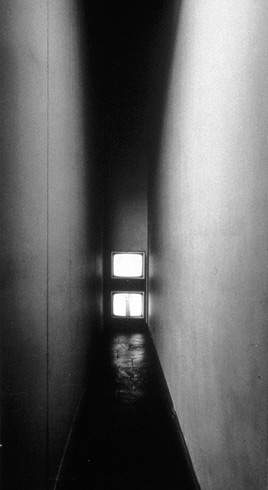 Bruce Nauman, Live-Taped Video Corridor 1970