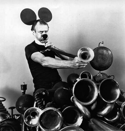 Llyn Foulkes playing his machine 