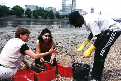 Beachcombing team, Tate Thames Dig, 1999